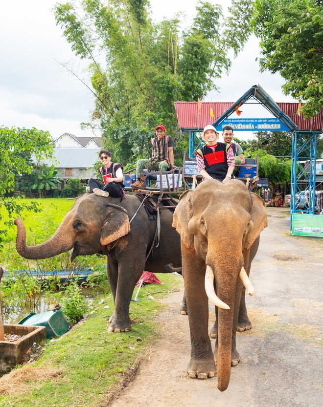 Châu Đăng Khoa, Karik cưỡi voi băng hồ quay “ Người lạ ơi” cực độc! - Ảnh 1.