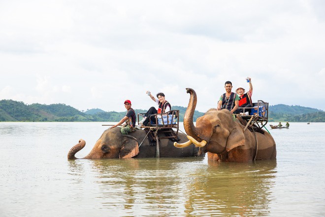 Châu Đăng Khoa, Karik cưỡi voi băng hồ quay “ Người lạ ơi” cực độc! - Ảnh 2.