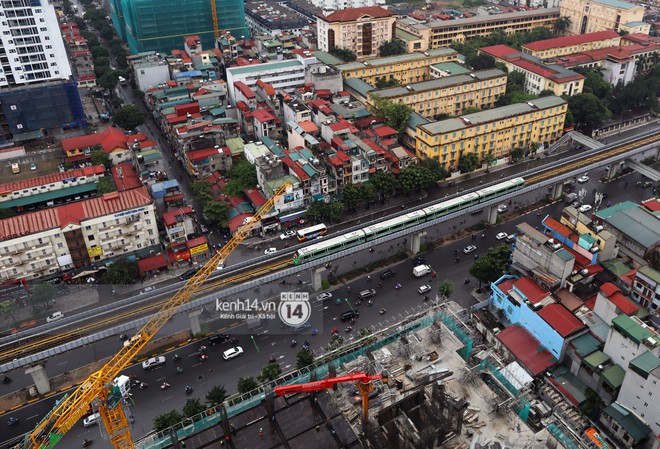 Ảnh: 4 đoàn tàu đường sắt trên cao bất ngờ di chuyển trong mưa trước ngày chạy thử - Ảnh 14.