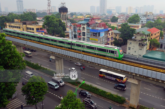 Ảnh: 4 đoàn tàu đường sắt trên cao bất ngờ di chuyển trong mưa trước ngày chạy thử - Ảnh 18.