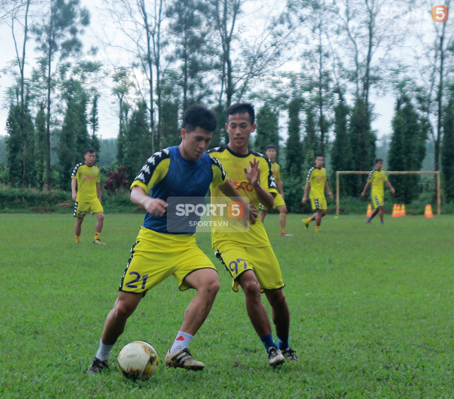 Bố Đức Huy ân cần dặn dò Văn Toàn trước trận HAGL chạm trán Hà Nội FC - Ảnh 4.