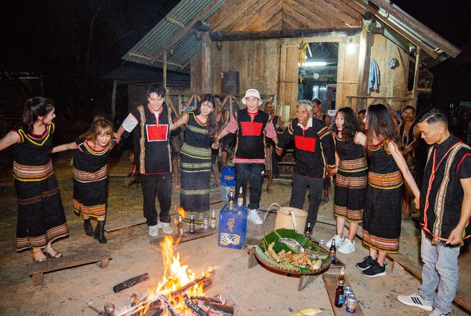 Châu Đăng Khoa, Karik cưỡi voi băng hồ quay “ Người lạ ơi” cực độc! - Ảnh 10.