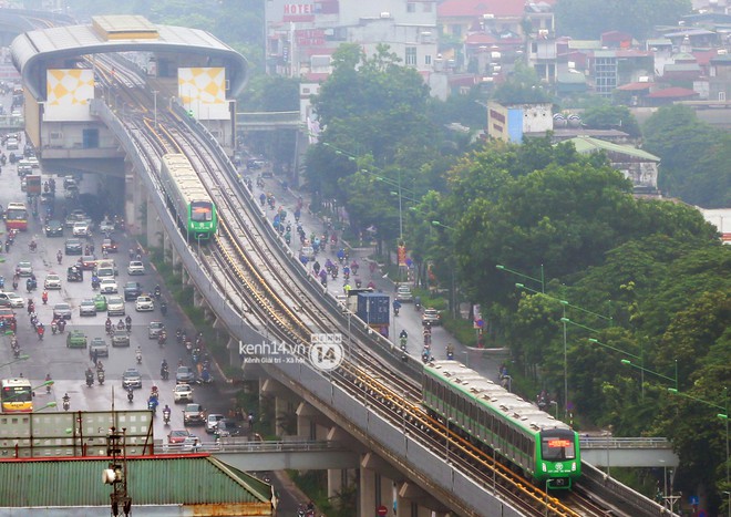 Ảnh: 4 đoàn tàu đường sắt trên cao bất ngờ di chuyển trong mưa trước ngày chạy thử - Ảnh 10.