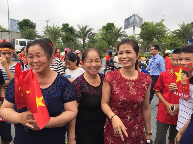 [TRỰC TIẾP] Người hâm mộ đổ ra sân bay Nội Bài đón đội tuyển Olympic Việt Nam - Ảnh 1.