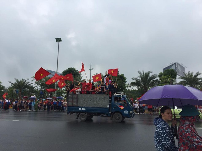 [TRỰC TIẾP] Người hâm mộ đổ ra sân bay Nội Bài đón đội tuyển Olympic Việt Nam - Ảnh 6.