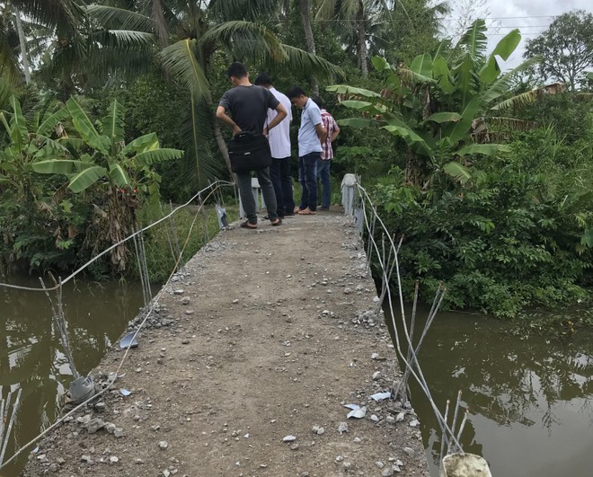 Nửa đêm, người đàn ông dẫn con trai và cháu nội đi đập phá cầu từ thiện - Ảnh 1.