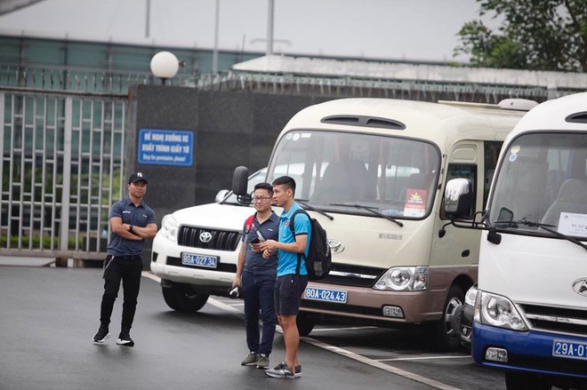 Tiền vệ Đỗ Hùng Dũng ra sân bay chờ đón đồng đội ở U23 Việt Nam - Ảnh 1.