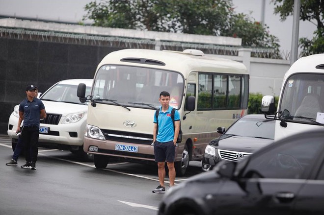 Tiền vệ Đỗ Hùng Dũng ra sân bay chờ đón đồng đội ở U23 Việt Nam - Ảnh 2.