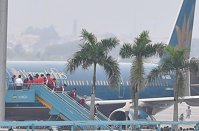 [TRỰC TIẾP] Phun vòi rồng tại sân bay Nội Bài chào đón đội tuyển Olympic Việt Nam về nước - Ảnh 2.