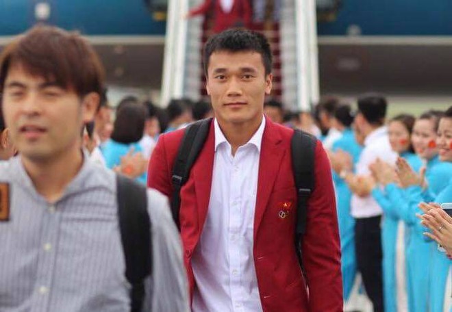 [TRỰC TIẾP] Phun vòi rồng tại sân bay Nội Bài chào đón đội tuyển Olympic Việt Nam về nước - Ảnh 6.