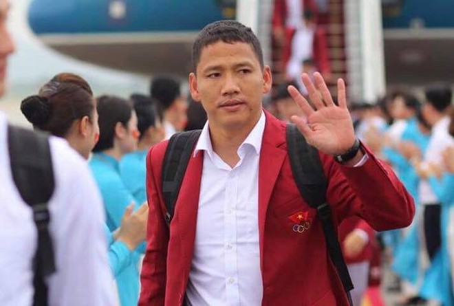 [TRỰC TIẾP] Phun vòi rồng tại sân bay Nội Bài chào đón đội tuyển Olympic Việt Nam về nước - Ảnh 3.