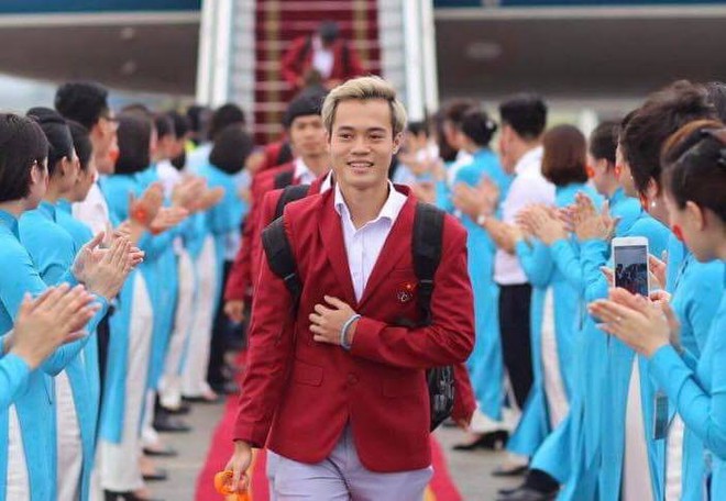 [TRỰC TIẾP] Phun vòi rồng tại sân bay Nội Bài chào đón đội tuyển Olympic Việt Nam về nước - Ảnh 1.