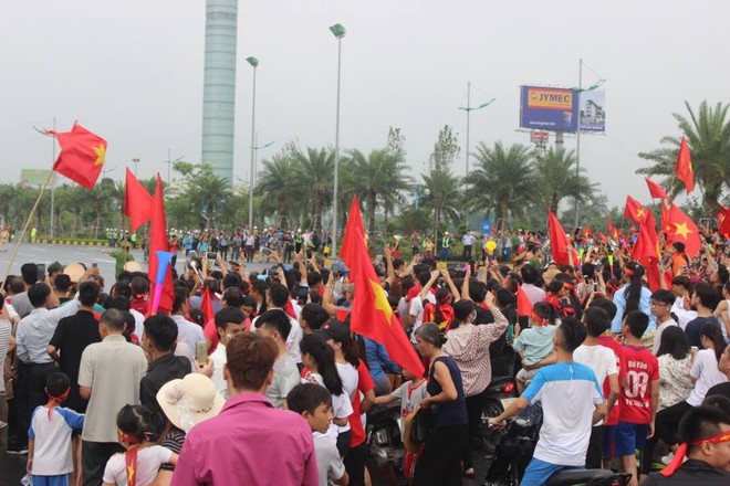 [TRỰC TIẾP] Phun vòi rồng tại sân bay Nội Bài chào đón đội tuyển Olympic Việt Nam về nước - Ảnh 1.