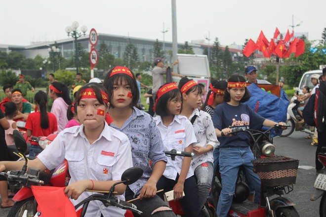 [TRỰC TIẾP] Phun vòi rồng tại sân bay Nội Bài chào đón đội tuyển Olympic Việt Nam về nước - Ảnh 2.