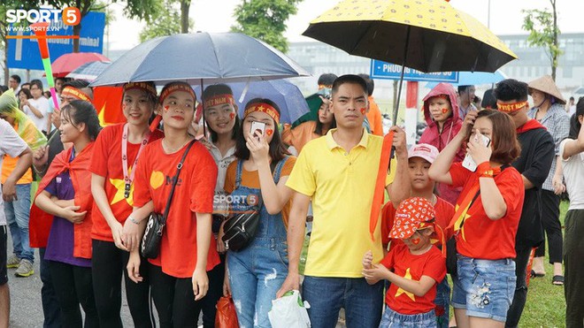 Người hâm mộ huy động cả xe kéo để chào đón Đoàn thể thao Việt Nam về nước - Ảnh 2.