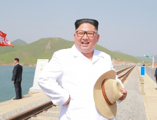  Thân thiện hơn với quốc tế, nhà lãnh đạo Kim Jong-un muốn hiện thực giấc mơ của cha ông?  - Ảnh 1.