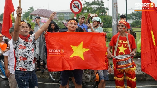 Người hâm mộ huy động cả xe kéo để chào đón Đoàn thể thao Việt Nam về nước - Ảnh 4.