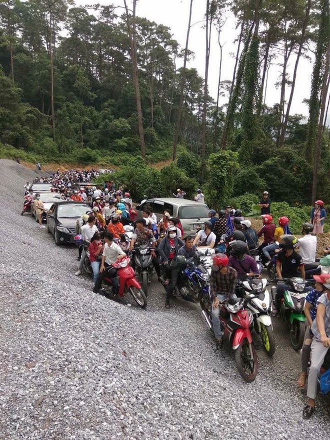 Đường lên Tam Đảo và Mộc Châu kẹt cứng ngày lễ, nhiều phượt thủ muốn quay về cũng bó tay - Ảnh 3.