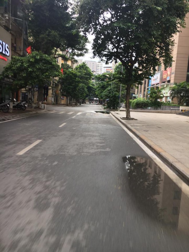 Đường phố Hà Nội hôm nay vắng vẻ yên bình như mùng 1 Tết - Ảnh 3.