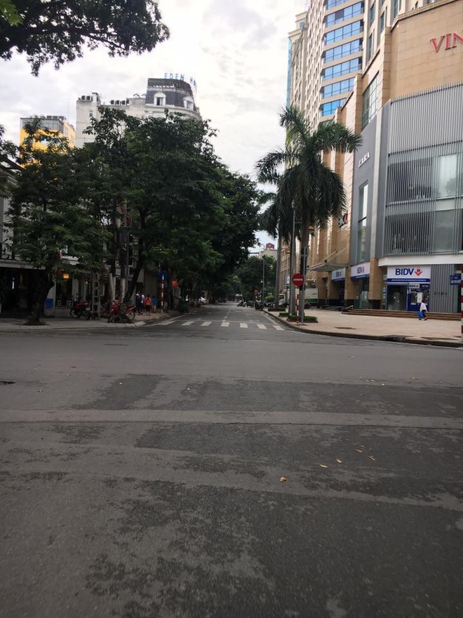 Đường phố Hà Nội hôm nay vắng vẻ yên bình như mùng 1 Tết - Ảnh 7.