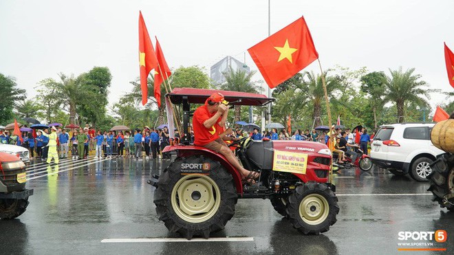 Người hâm mộ huy động cả xe kéo để chào đón Đoàn thể thao Việt Nam về nước - Ảnh 8.