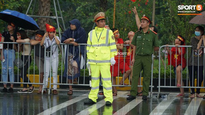 Người hâm mộ huy động cả xe kéo để chào đón Đoàn thể thao Việt Nam về nước - Ảnh 10.