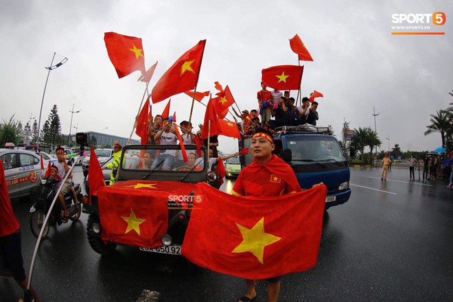 Người hâm mộ huy động cả xe kéo để chào đón Đoàn thể thao Việt Nam về nước - Ảnh 11.