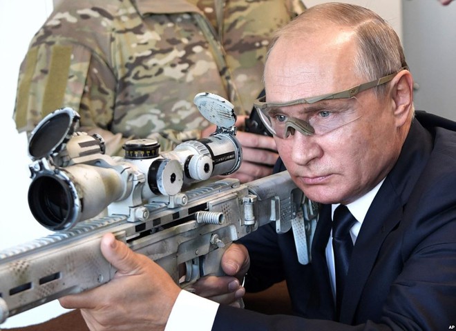 24h qua ảnh: Tổng thống Putin trổ tài sử dụng súng bắn tỉa - Ảnh 3.