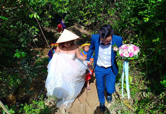 Cảnh cô dâu 61 tuổi băng rừng, lội suối, đi bộ gần 2km về nhà chồng ở Cao Bằng - Ảnh 5.