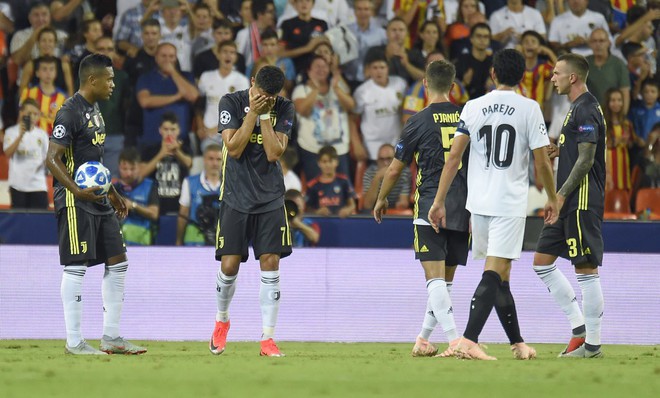 Ronaldo ôm mặt khóc sau tấm thẻ đỏ nghiệt ngã tại Champions League - Ảnh 2.