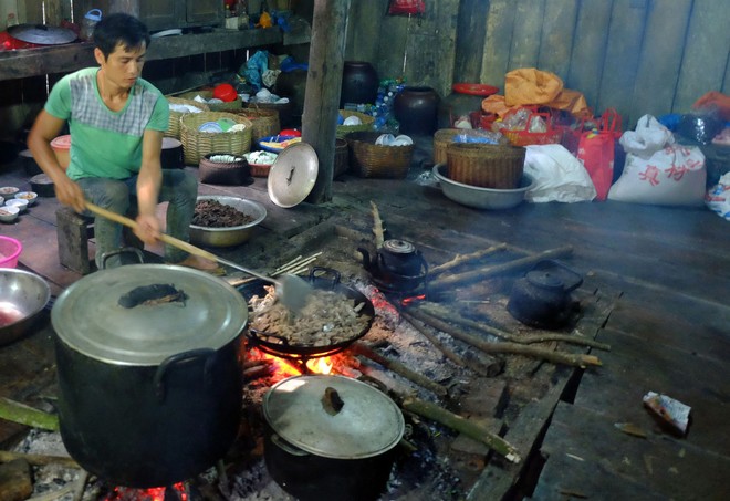 Cảnh cô dâu 61 tuổi băng rừng, lội suối, đi bộ gần 2km về nhà chồng ở Cao Bằng - Ảnh 16.