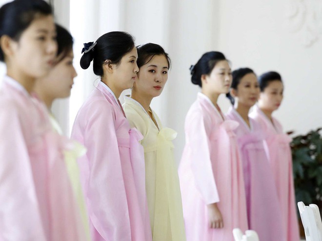 Dàn nữ nhân viên xinh đẹp hút hồn tất bật chuẩn bị tiệc cho 2 nhà lãnh đạo liên Triều - Ảnh 2.