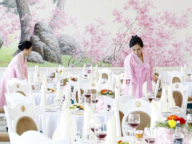 Dàn nữ nhân viên xinh đẹp hút hồn tất bật chuẩn bị tiệc cho 2 nhà lãnh đạo liên Triều - Ảnh 3.