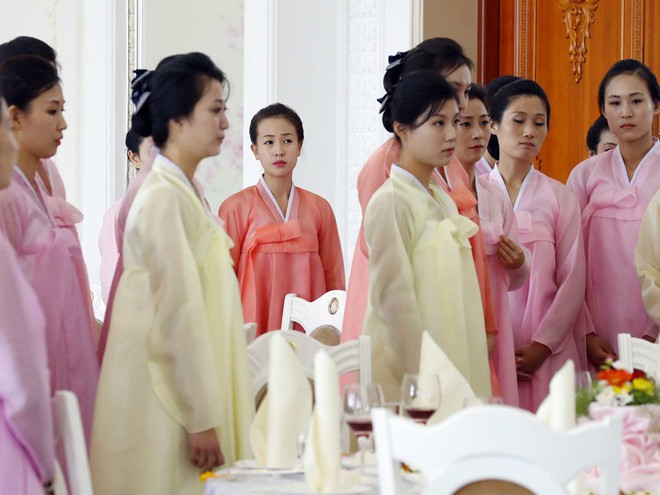 Dàn nữ nhân viên xinh đẹp hút hồn tất bật chuẩn bị tiệc cho 2 nhà lãnh đạo liên Triều - Ảnh 4.