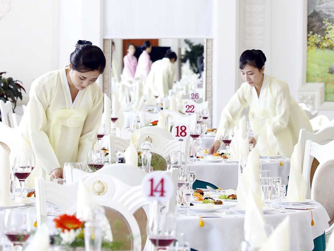 Dàn nữ nhân viên xinh đẹp hút hồn tất bật chuẩn bị tiệc cho 2 nhà lãnh đạo liên Triều - Ảnh 6.