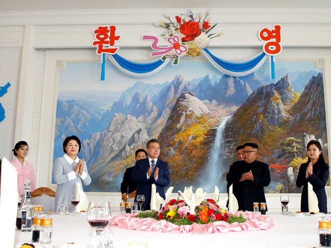 Dàn nữ nhân viên xinh đẹp hút hồn tất bật chuẩn bị tiệc cho 2 nhà lãnh đạo liên Triều - Ảnh 8.