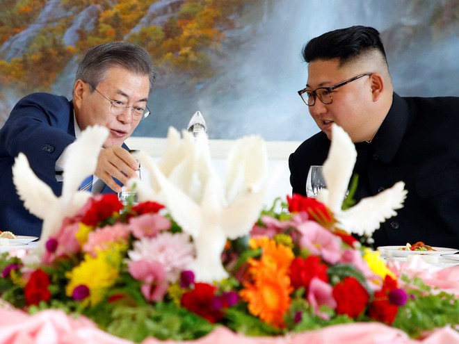 Dàn nữ nhân viên xinh đẹp hút hồn tất bật chuẩn bị tiệc cho 2 nhà lãnh đạo liên Triều - Ảnh 1.