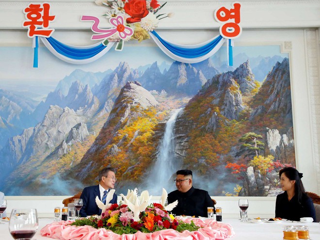 Dàn nữ nhân viên xinh đẹp hút hồn tất bật chuẩn bị tiệc cho 2 nhà lãnh đạo liên Triều - Ảnh 10.