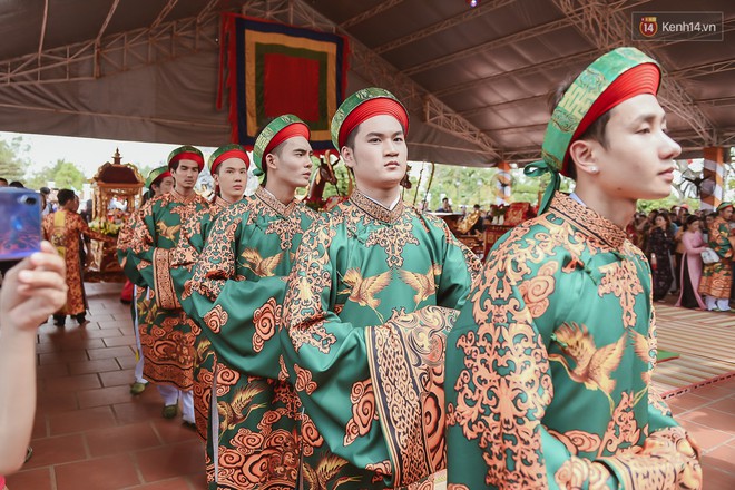 Hoài Linh đội mưa chỉnh sửa mái che đón khách đến dâng hương ở nhà thờ Tổ - Ảnh 15.