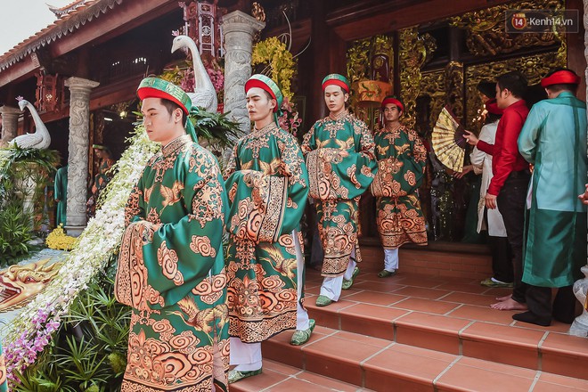 Hoài Linh đội mưa chỉnh sửa mái che đón khách đến dâng hương ở nhà thờ Tổ - Ảnh 16.