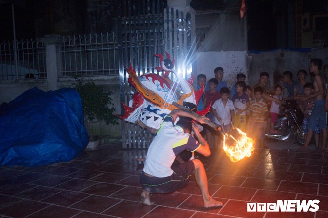 Độc đáo ngôi làng từ trẻ đến già đều biết múa sư tử, thổi lửa như nghệ sĩ xiếc - Ảnh 4.