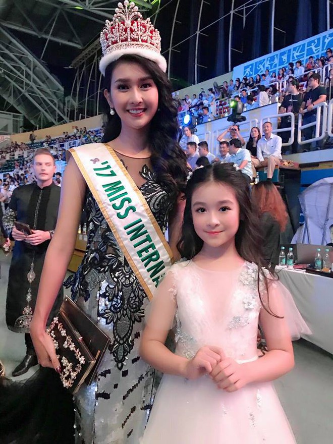 Cuộc sống sang chảnh của cô bé 10 tuổi gây sốt đêm chung kết Hoa hậu Việt Nam - Ảnh 4.