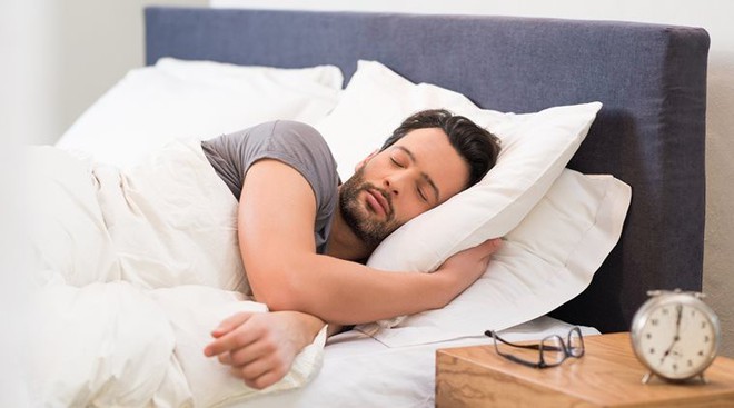 Đàn ông ngủ sớm có thể có tinh trùng khỏe mạnh hơn - Ảnh 1.