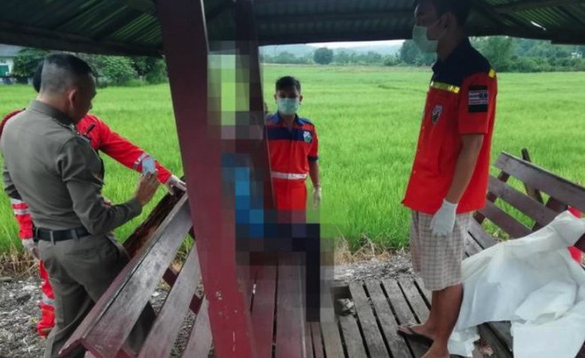 Thái Lan: Người đàn ông ngồi cạnh và nói chuyện với xác chết ở bến xe bus suốt cả tiếng đồng hồ - Ảnh 1.