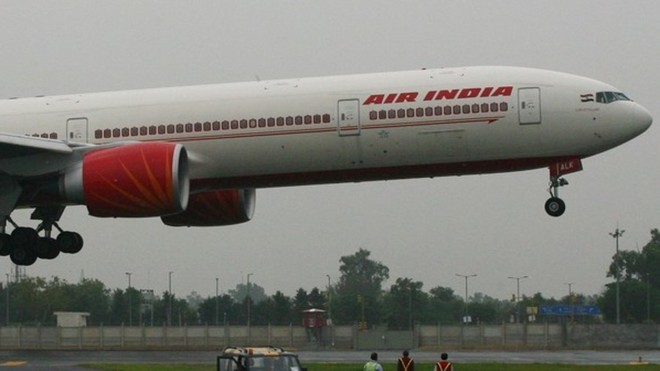 Phi công Ấn Độ hạ cánh bằng tay cứu sống 370 hành khách      - Ảnh 1.