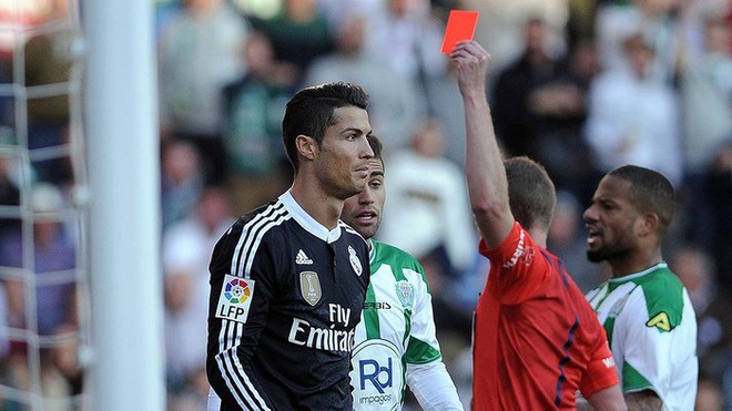 Ronaldo từng 11 lần dính thẻ đỏ như thế nào? - Ảnh 11.