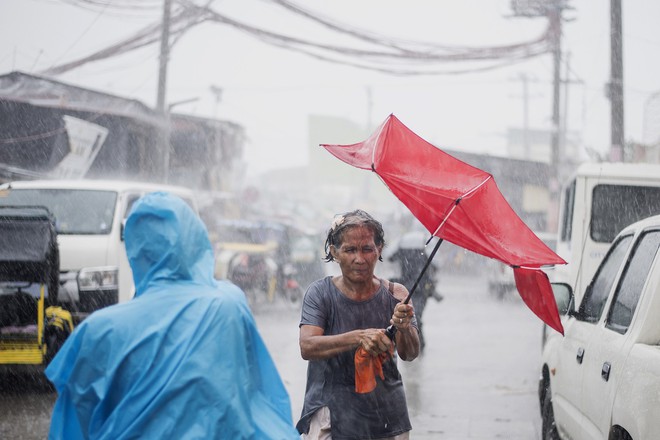 Những hình ảnh ghi lại sự ác liệt của Mangkhut - siêu bão mạnh nhất thế giới trong năm nay - Ảnh 15.