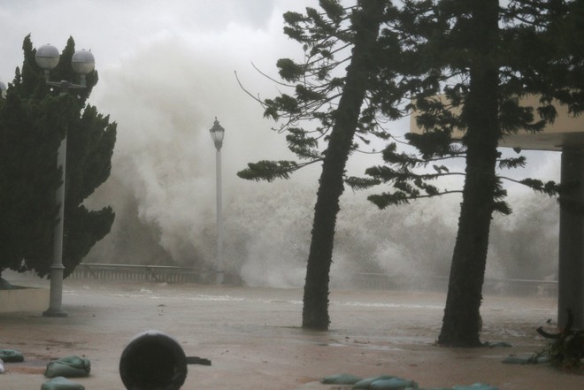 Những hình ảnh ghi lại sự ác liệt của Mangkhut - siêu bão mạnh nhất thế giới trong năm nay - Ảnh 20.