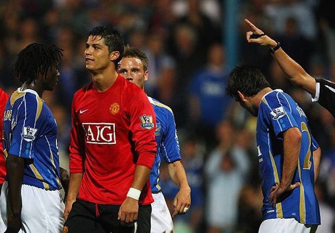 Ronaldo từng 11 lần dính thẻ đỏ như thế nào? - Ảnh 5.