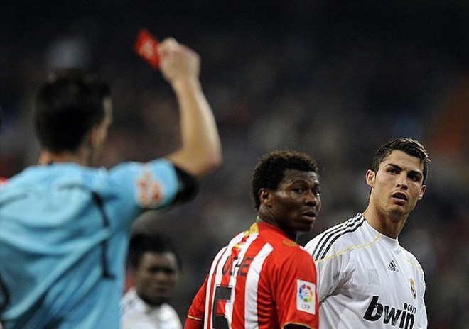 Ronaldo từng 11 lần dính thẻ đỏ như thế nào? - Ảnh 7.